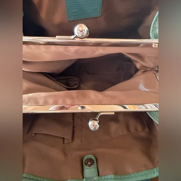 **SALE**Coach Light Green Patent Leather Shoulder Bag with Kisslock inside - Picture 7 of 16